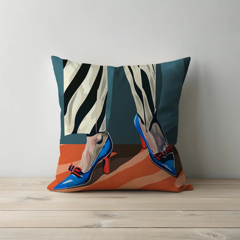 Sierkussen met zebra-print broek en blauwe hakken.